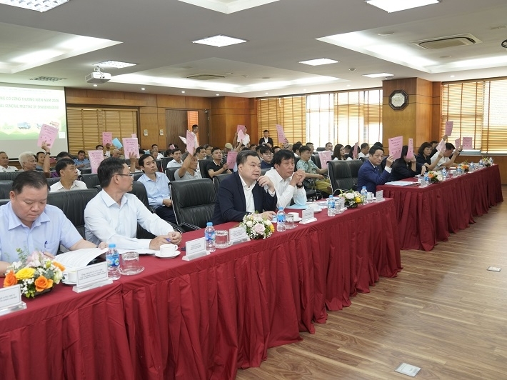 Các cổ đông biểu quyết thông qua nội dung các báo cáo, tờ trình tại Đại hội. Các cổ đông biểu quyết thông qua nội dung các báo cáo, tờ trình tại Đại hội.