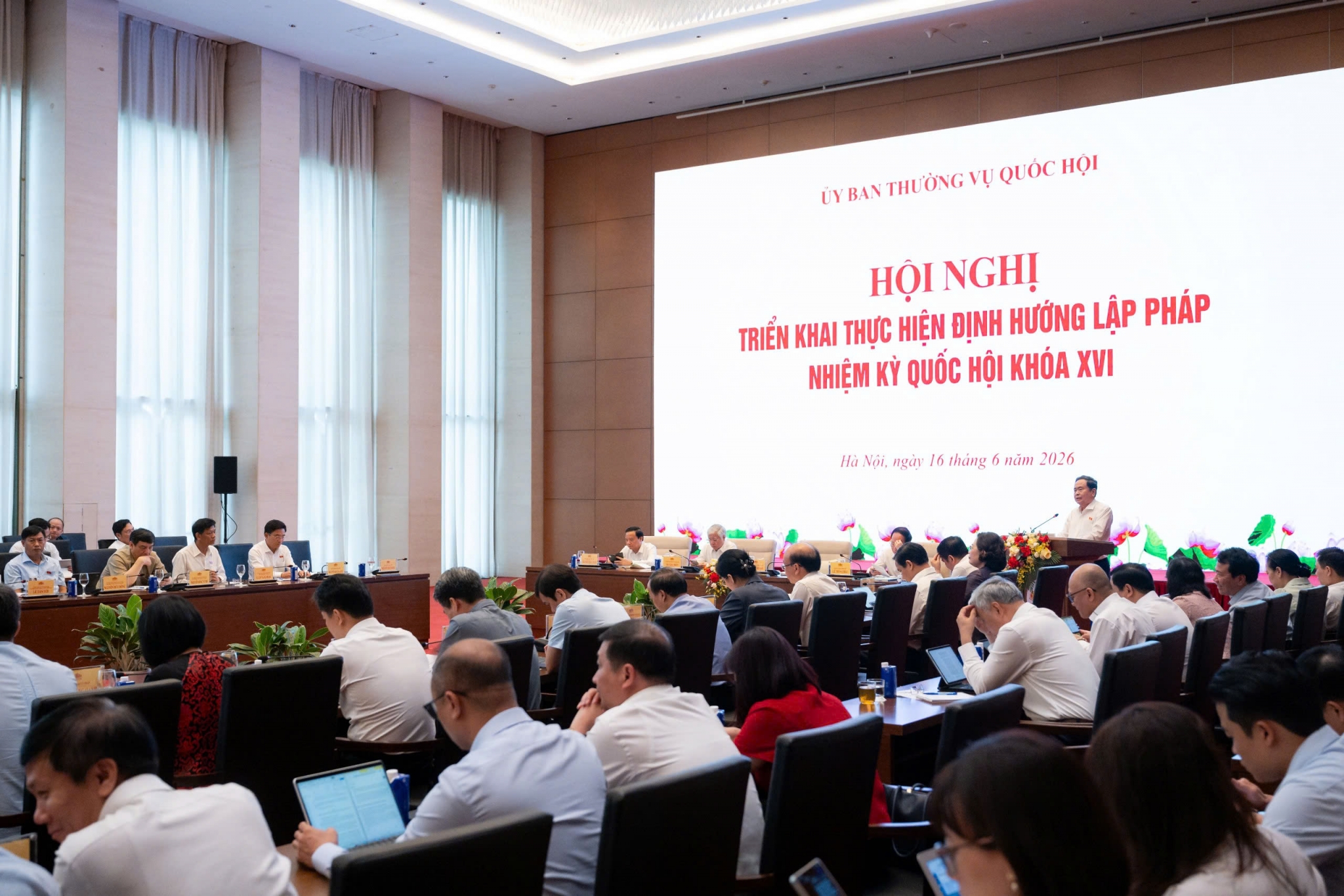 Chuyển mạnh từ bị động chạy theo thực tiễn sang chủ động dẫn dắt lập pháp Chuyển mạnh từ bị động chạy theo thực tiễn sang chủ động dẫn dắt lập pháp