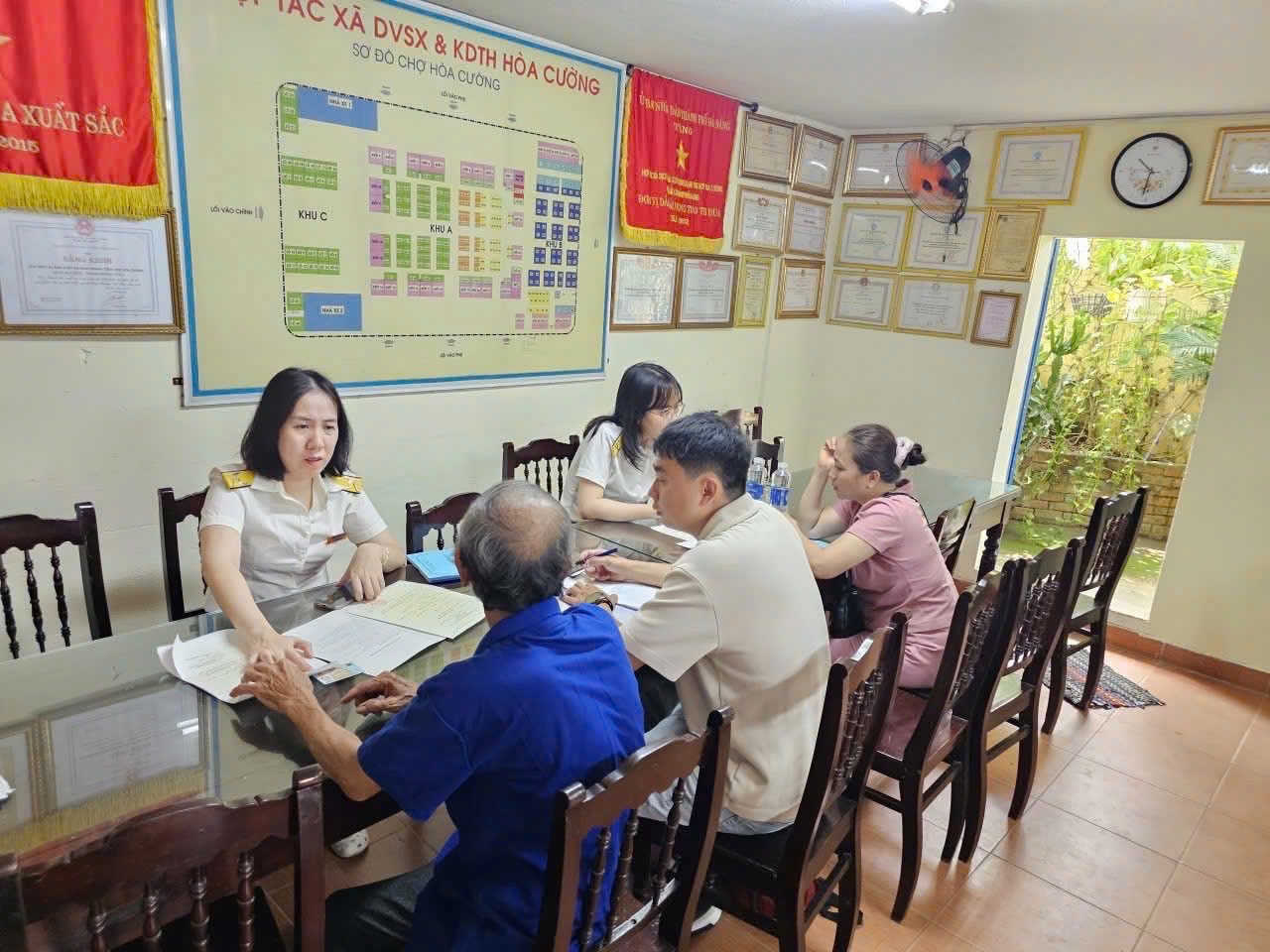 Công chức Thuế cơ sở 2 TP. Đà Nẵng hỗ trợ hộ kinh doanh tại chợ Hòa Cường. 