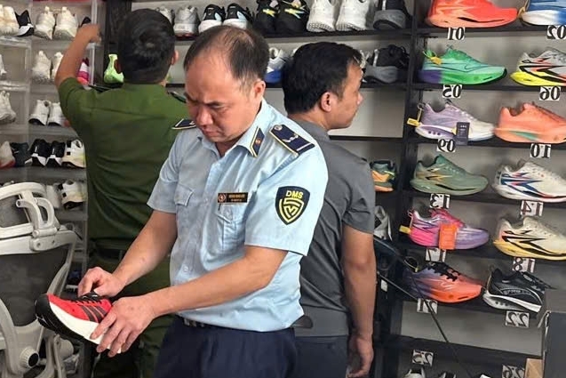 Phát hiện hơn 400 đôi giày giả mạo nhãn hiệu Adidas, Nike, Asics