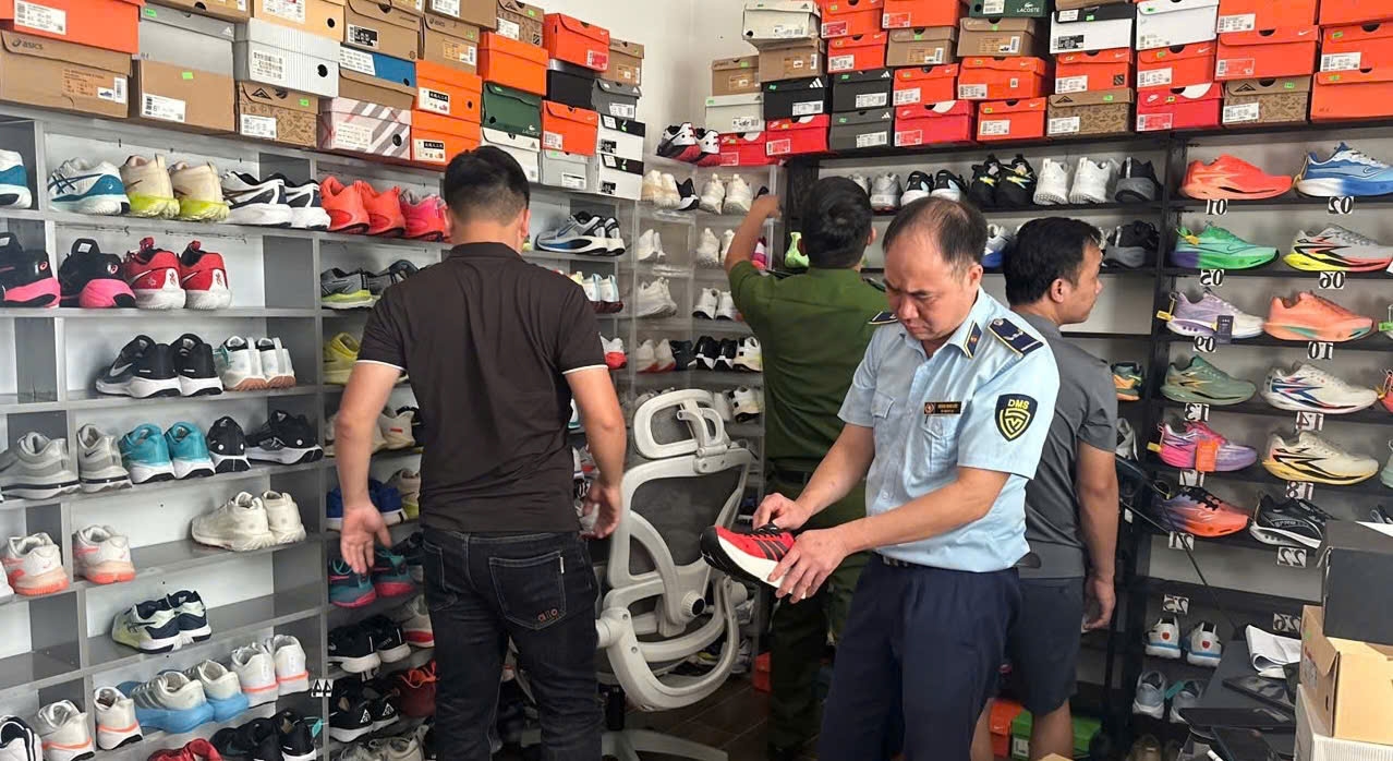 Phát hiện hơn 400 đôi giày giả mạo nhãn hiệu Adidas, Nike, Asics
