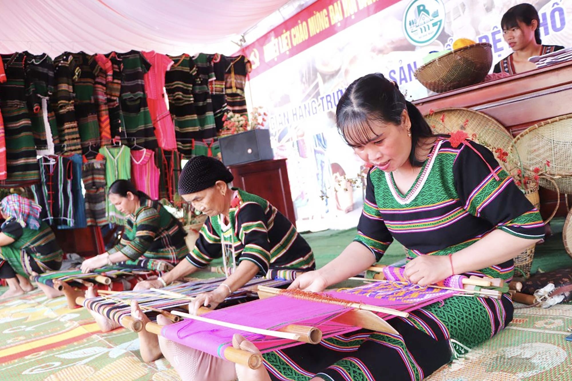 Khai thác lợi thế bản địa để giảm nghèo bền vững