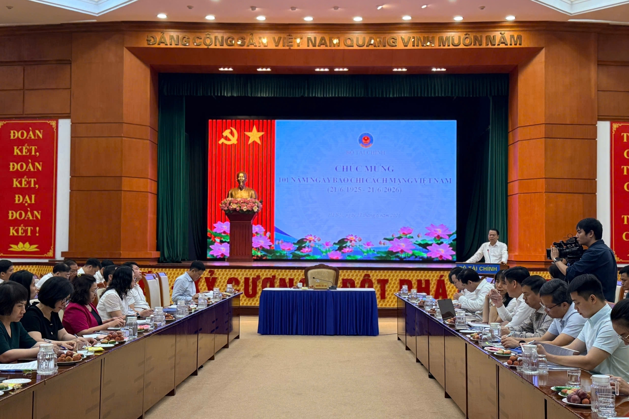Xây dựng các giải pháp phát triển thị trường chứng khoán và nâng cao chất lượng dòng vốn FDI