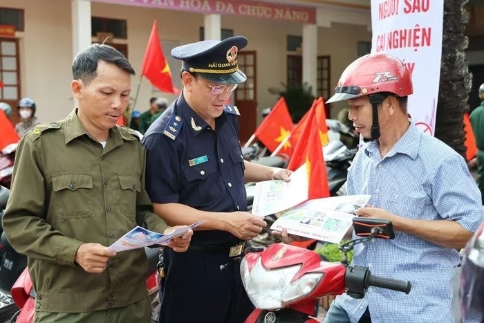 Công chức Hải quan khu vực XI phát tờ rơi về phòng chống ma túy đến cộng đồng người dân.