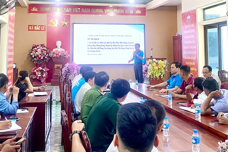 Đại diện Bảo hiểm cơ sở Mường Xén giới thiệu chính sách bảo hiểm xã hội, bảo hiểm y tế tới người dân.