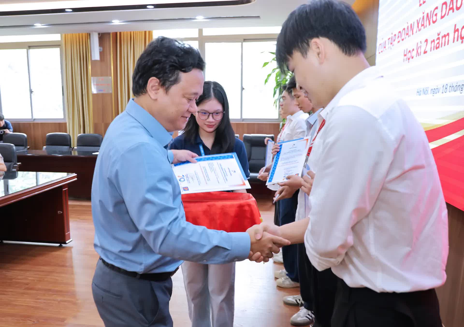 Petrolimex trao học bổng đối với sinh viên Đại học Bách khoa Hà Nội trong học kỳ II năm học 2025 – 2026 Petrolimex trao học bổng đối với sinh viên Đại học Bách khoa Hà Nội trong học kỳ II năm học 2025-2026