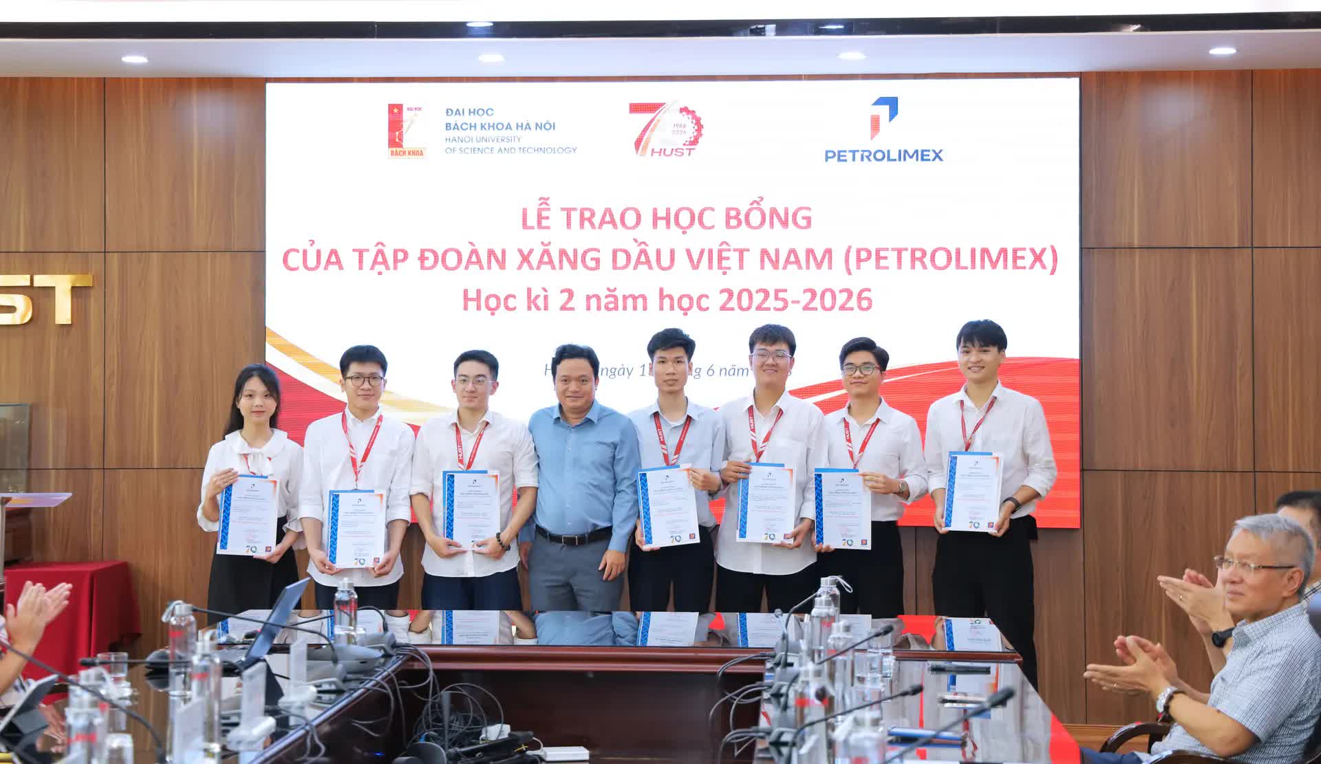 Petrolimex trao học bổng đối với sinh viên Đại học Bách khoa Hà Nội trong học kỳ II năm học 2025 – 2026 Petrolimex trao học bổng đối với sinh viên Đại học Bách khoa Hà Nội trong học kỳ II năm học 2025-2026