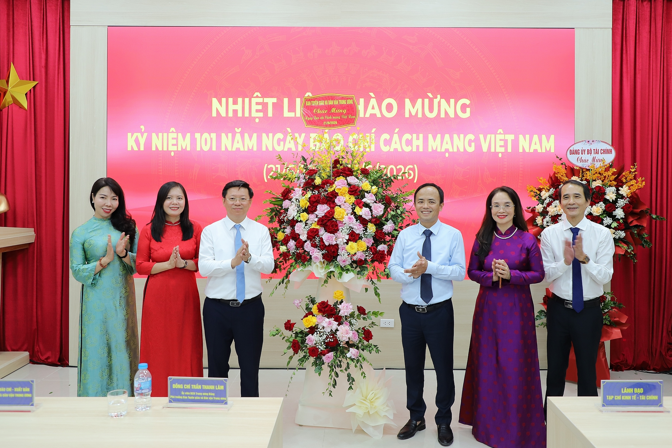 Các đồng chí lãnh đạo Ban, Bộ và cơ quan, đơn vị chúc mừng Tạp chí Kinh tế - Tài chính nhân kỷ niệm 101 năm Ngày Báo chí Cách mạng Việt Nam