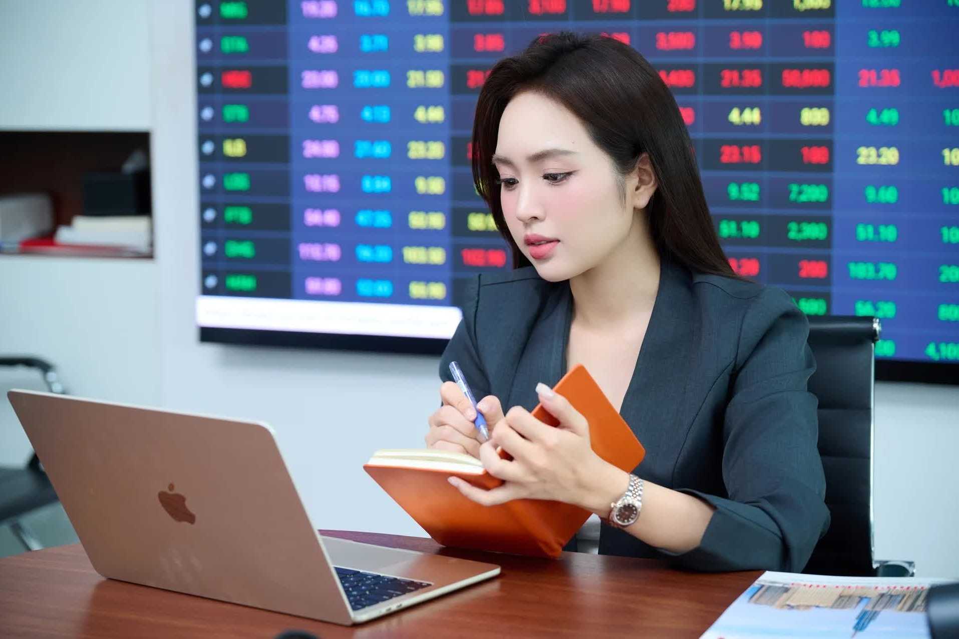 VN-Index ngắt mạch giảm 4 tuần, dòng tiền trở lại thị trường