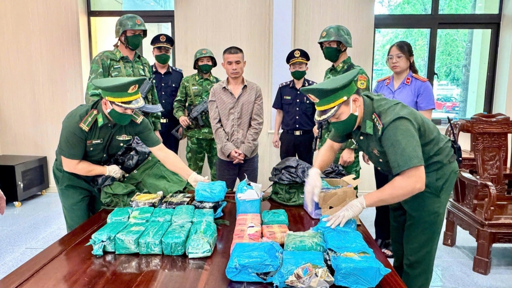 Lực lượng chức năng kiểm đếm tang vật.