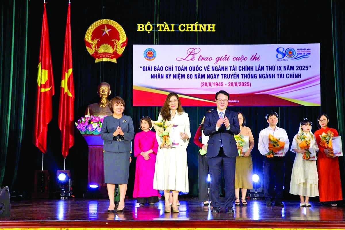 Thứ trưởng Bộ Tài chính Trần Quốc Phương (bên phải) và bà Đặng Thị Phương Thảo - Phó Cục trưởng Cục Báo chí (Bộ Văn hóa, Thể thao và Du lịch) trao giải B ‟Giải báo chí toàn quốc về ngành Tài chính lần thứ IX năm 2025”. Thứ trưởng Bộ Tài chính Trần Quốc Phương (bên phải) và bà Đặng Thị Phương Thảo - Phó Cục trưởng Cục Báo chí (Bộ Văn hóa, Thể thao và Du lịch) trao giải B ‟Giải báo chí toàn quốc về ngành Tài chính lần thứ IX năm 2025”.