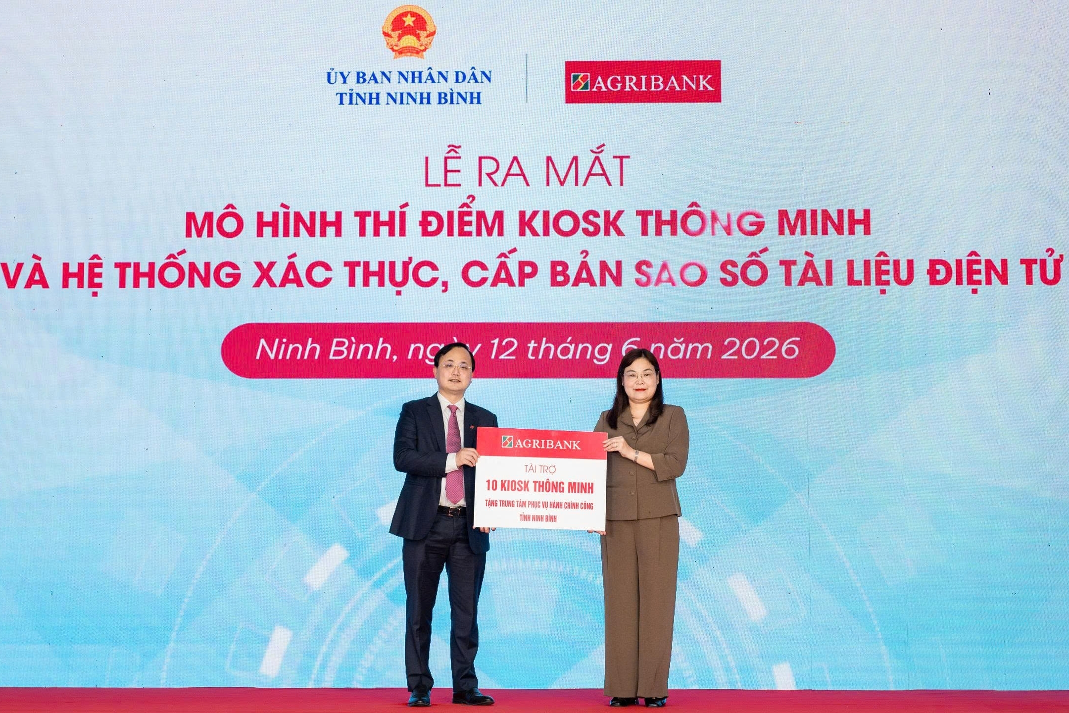 Agribank đồng hành cùng Ninh Bình triển khai mô hình Kiosk thông minh