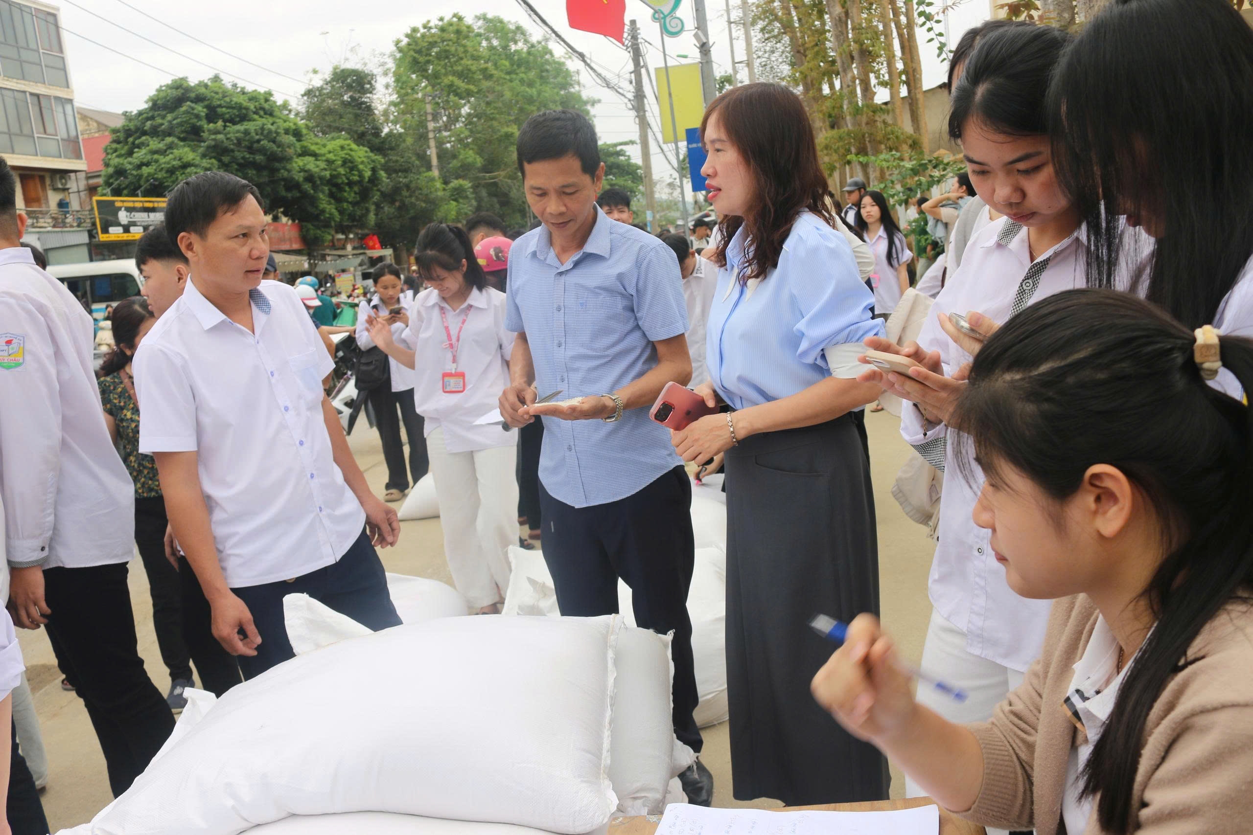 Xuất cấp gạo hỗ trợ học sinh, học viên kịp thời, trước năm học mới Xuất cấp gạo hỗ trợ học sinh, học viên kịp thời, trước năm học mới
