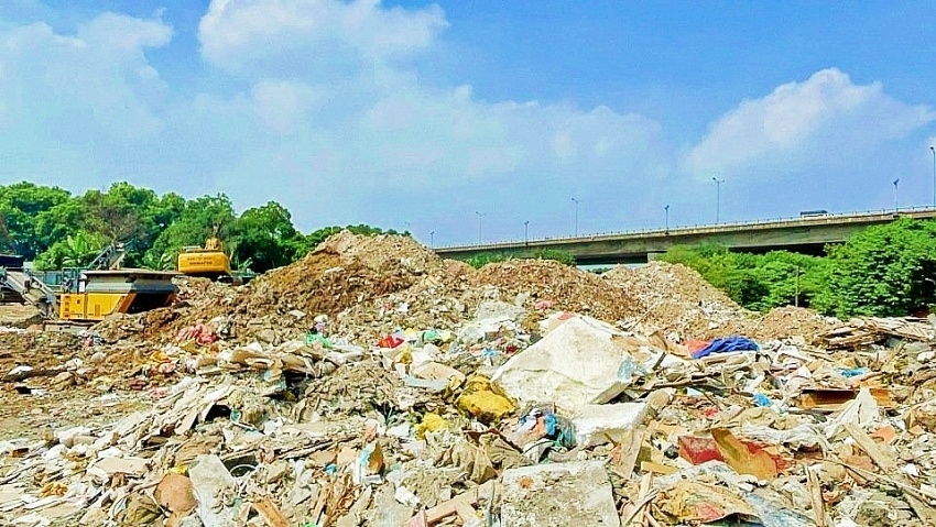 Hà Nội đang thúc đẩy các giải pháp tái chế nhằm biến nguồn phế thải này thành vật liệu phục vụ phát triển đô thị theo hướng kinh tế tuần hoàn. Hà Nội đang thúc đẩy các giải pháp tái chế nhằm biến nguồn phế thải này thành vật liệu phục vụ phát triển đô thị theo hướng kinh tế tuần hoàn.
