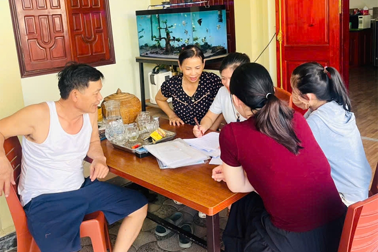 Trực tiếp tư vấn, hỗ trợ người dân đăng ký tham gia BHXH tự nguyện.