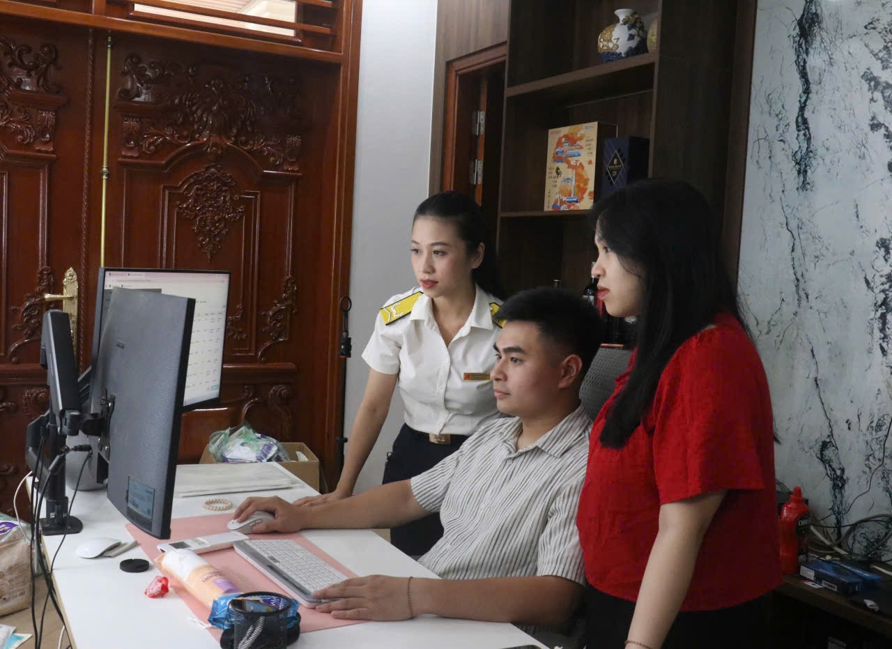 Công chức Thuế cơ sở 2 tỉnh Phú Thọ hỗ trợ doanh nghiệp kinh doanh thương mai điện tử kê khai, nộp thuế.