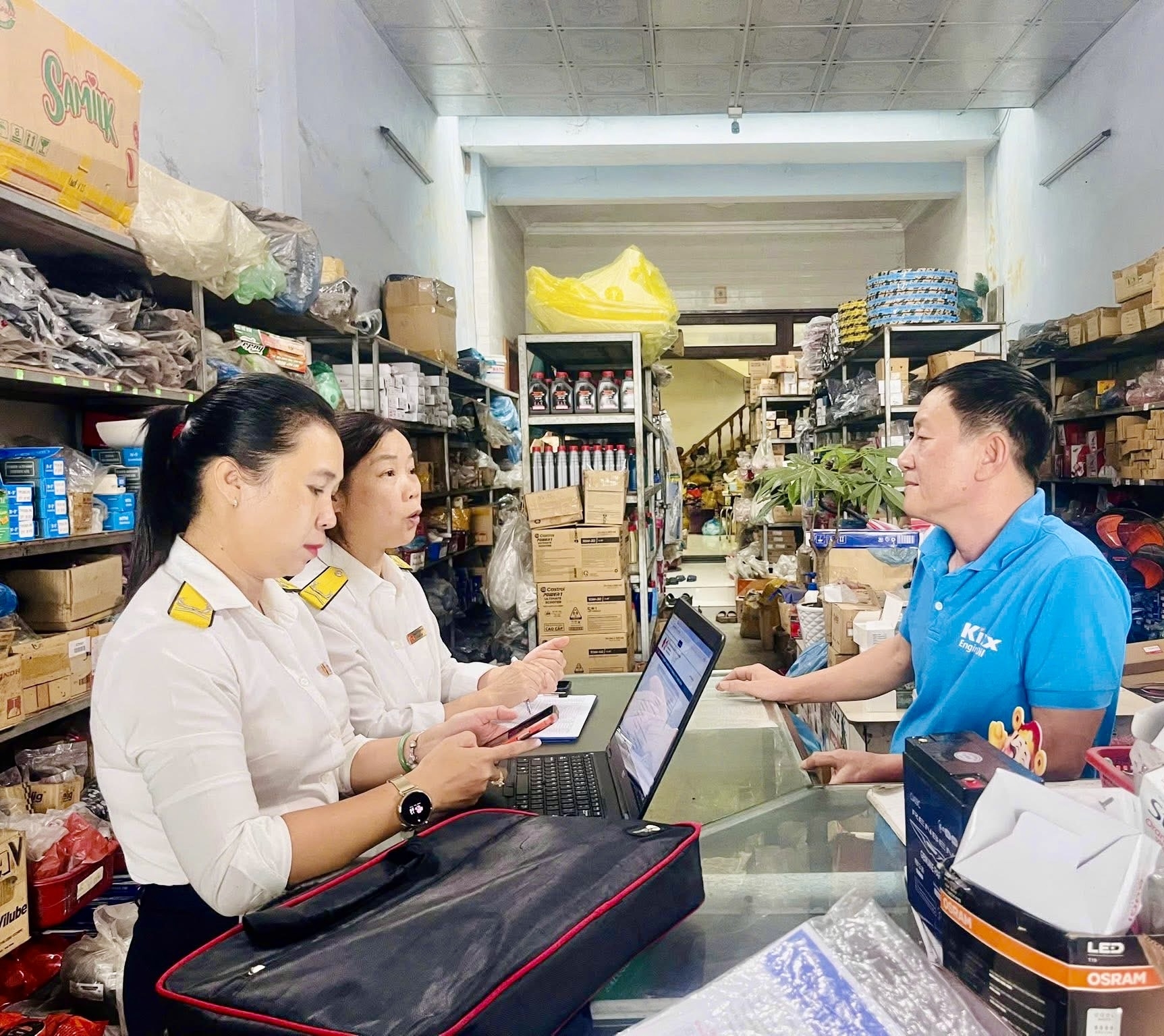 Công chức Thuế TP. Huế tham gia tuyên truyền chính sách thuế mới đến hộ kinh doanh.