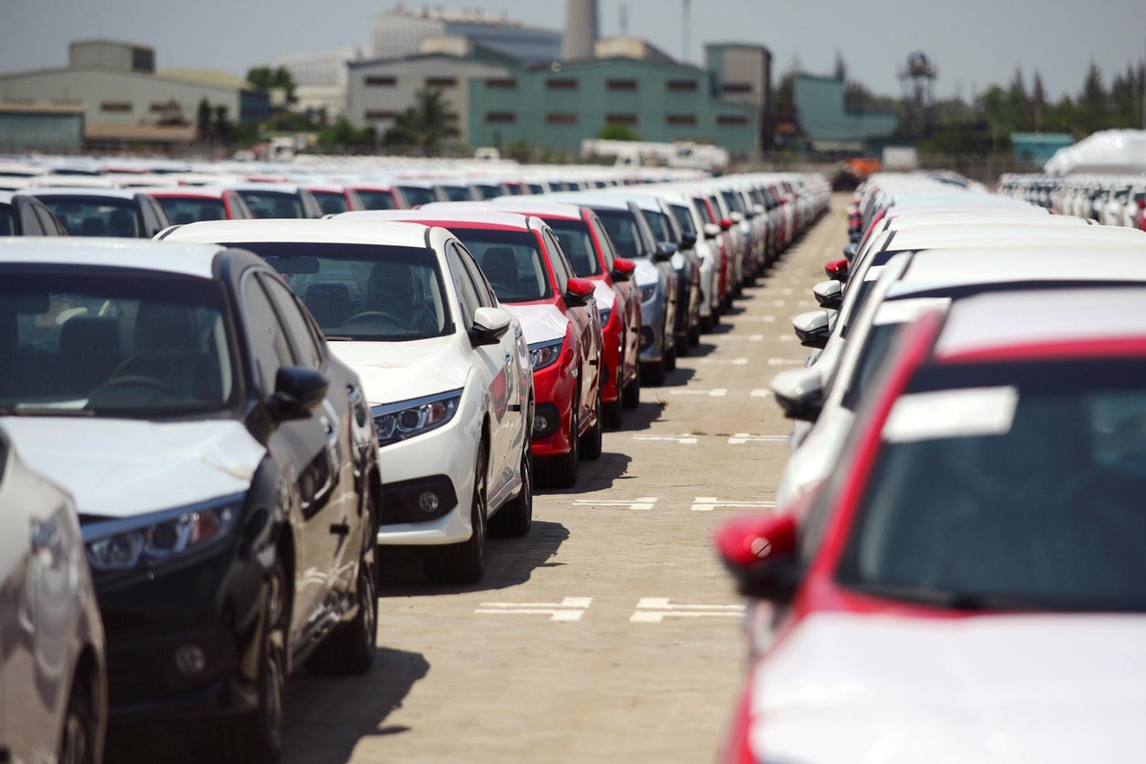 Nhập khẩu ô tô diện quà tặng quà biếu: Không để trục lợi chính sách