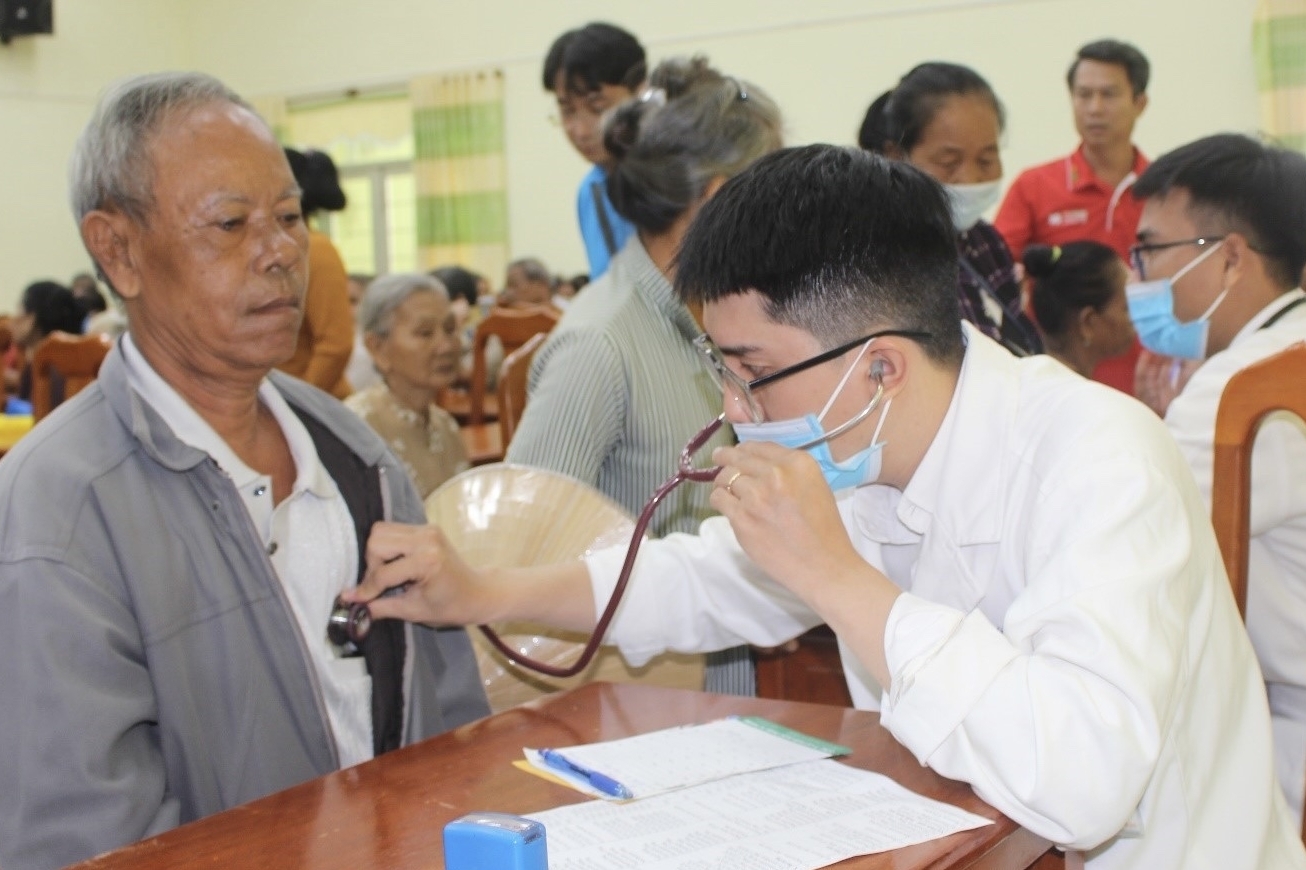 Vĩnh Long: Người dân vui mừng trước thông tin mở rộng quyền lợi bảo hiểm y tế