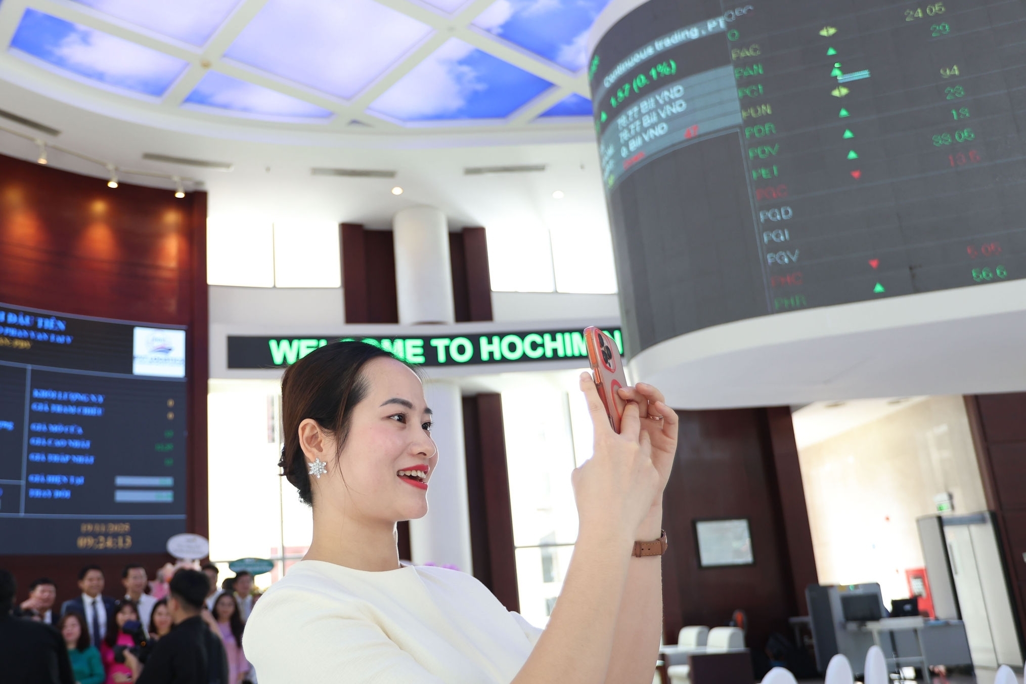 Nới điều kiện vốn, dòng tiền tìm lại cổ phiếu ngân hàng
