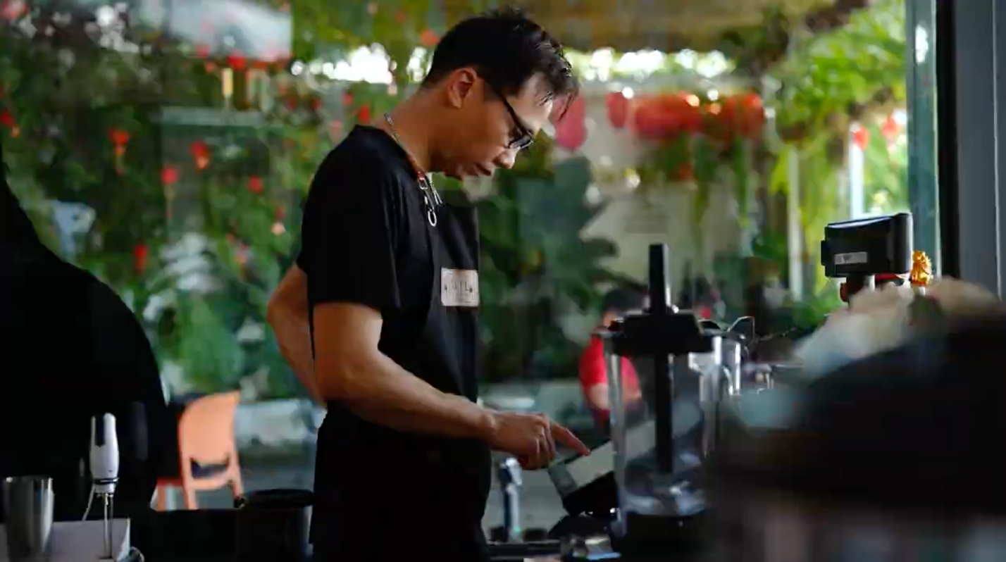 Rẽ hướng từ công việc văn phòng để làm chủ quán café kết hợp bán xổ số Vietlott