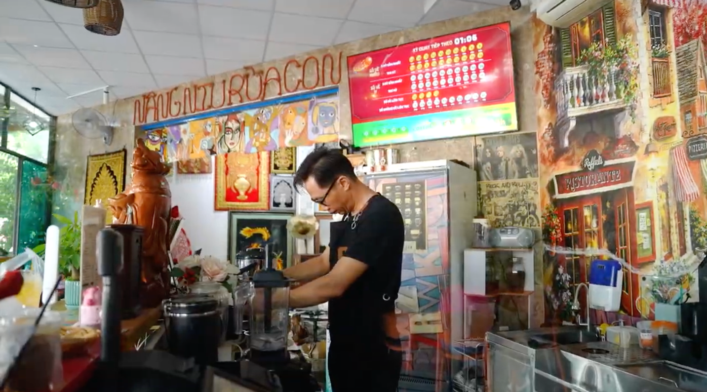 Nhiều khách hàng vừa thưởng thức cà phê, vừa lựa chọn những bộ số yêu thích để thử vận may.