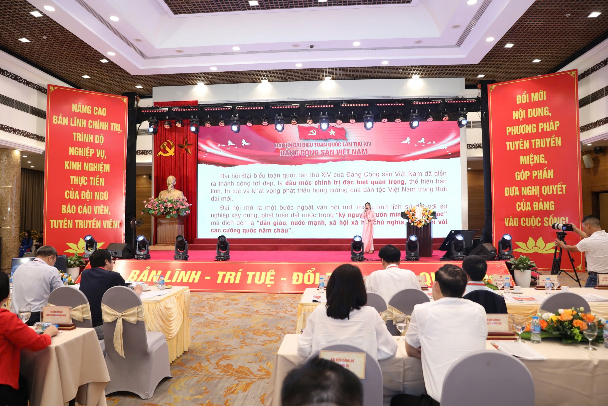 Báo cáo viên thời kỳ mới: Truyền niềm tin, lan tỏa khát vọng, thúc đẩy hành động vì phát triển đất nước Báo cáo viên thời kỳ mới: Truyền niềm tin, lan tỏa khát vọng, thúc đẩy hành động vì phát triển đất nước