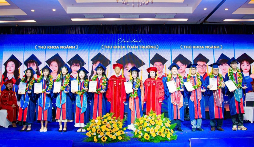 Đại học Hùng Vương Thành phố Hồ Chí Minh trao bằng tốt nghiệp, kết nối việc làm ngay tại lễ tốt nghiệp