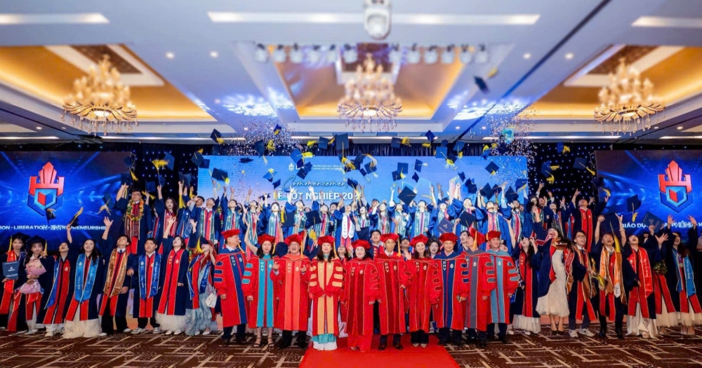 Đại học Hùng Vương Thành phố Hồ Chí Minh trao bằng tốt nghiệp, kết nối việc làm ngay tại lễ tốt nghiệp
