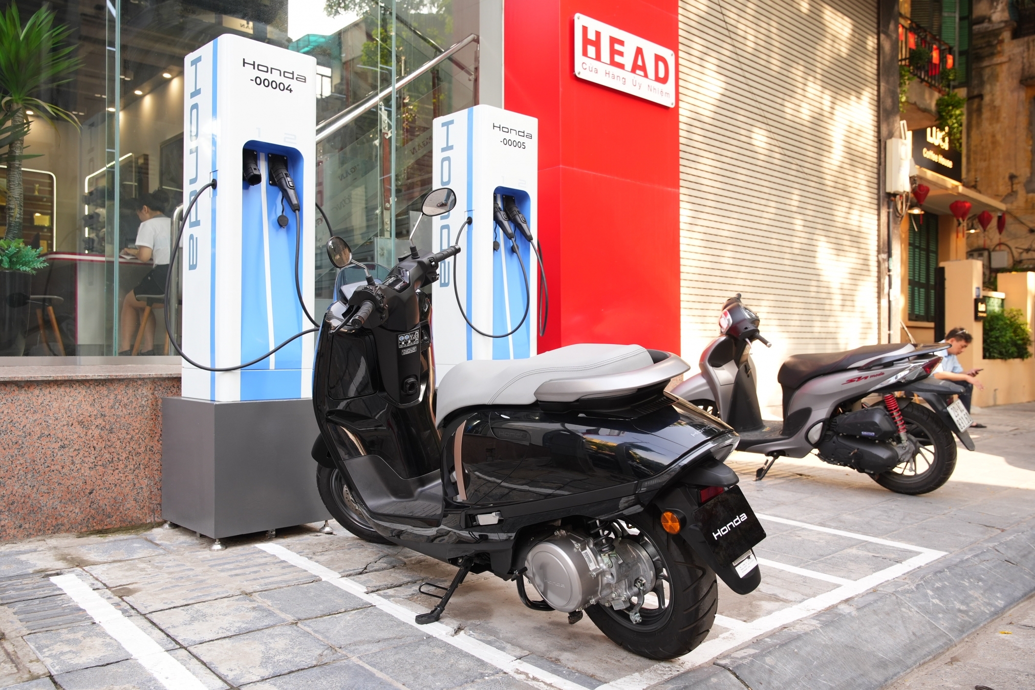 Honda tung mẫu xe điện mới, triển khai hệ thống trạm sạc pin tại các thành phố lớn