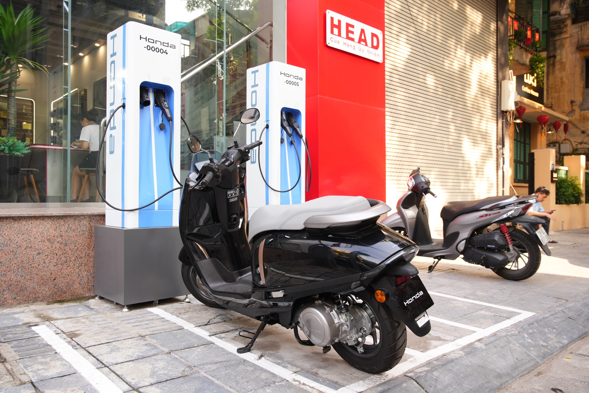 Honda tung mẫu xe điện mới, triển khai hệ thống trạm sạc pin tại các thành phố lớn