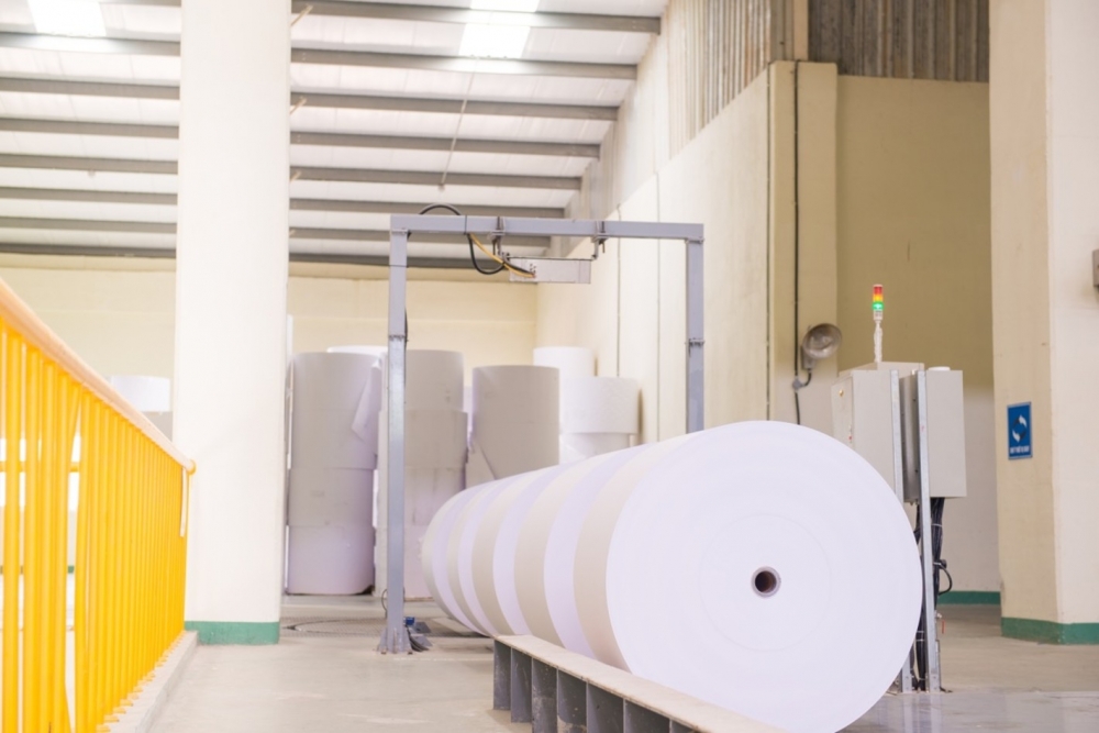 Sản phẩm giấy cuộn được sản xuất trên dây chuyền hiện đại. Sản phẩm giấy cuộn được sản xuất trên dây chuyền hiện đại.