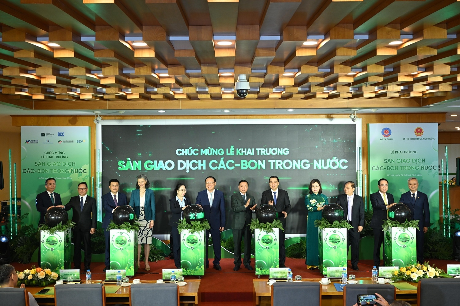 Sàn giao dịch các-bon trong nước đánh dấu bước phát triển mới của thị trường tài chính Việt Nam Sàn giao dịch các-bon trong nước đánh dấu bước phát triển mới của thị trường tài chính Việt Nam