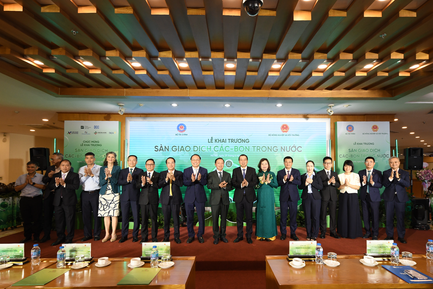 Xây dựng và phát triển thị trường các-bon vận hành ổn định, minh bạch, hiệu quả và bền vững Xây dựng và phát triển thị trường các-bon vận hành ổn định, minh bạch, hiệu quả và bền vững