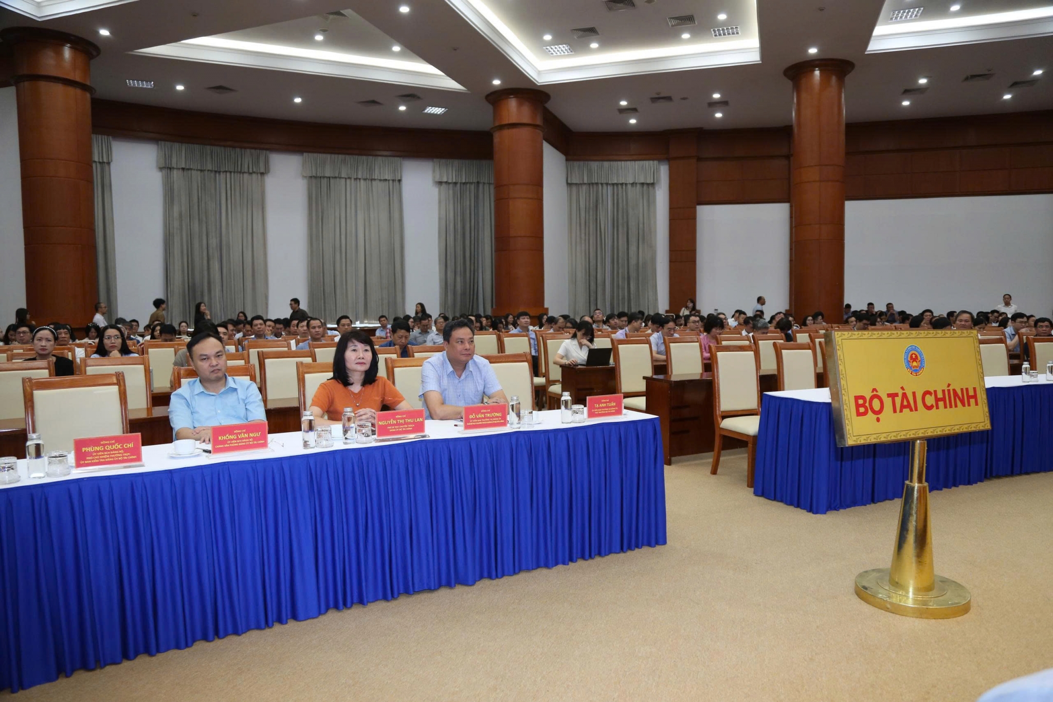 Nghị quyết số 10-NQ/TW: Tạo bước chuyển mới trong tư duy phát triển kinh tế có vốn đầu tư nước ngoài Nghị quyết số 10-NQ/TW: Tạo bước chuyển mới trong tư duy phát triển kinh tế có vốn đầu tư nước ngoài
