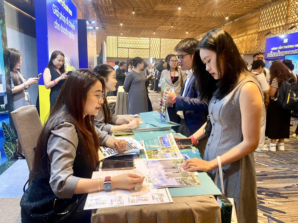 Nhà đầu tư tìm hiểu về một dự án được mở bán tại TP. Hồ Chí Minh. Ảnh: T.D Cuộc đua bất động sản nằm ở năng lực tài chính