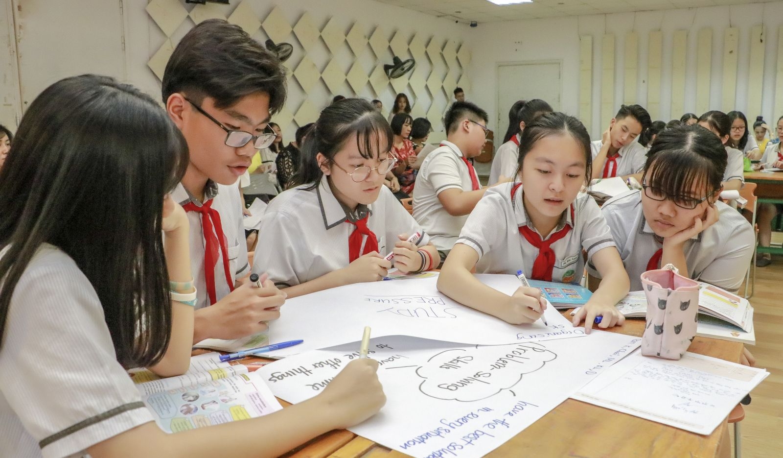 Thúc đẩy, khuyến khích, thu hút nguồn lực xã hội đầu tư vào lĩnh vực giáo dục đào tạo, giảm áp lực lên khu vực công lập và mở rộng khả năng cung ứng dịch vụ công chất lượng cao Thúc đẩy, khuyến khích, thu hút nguồn lực xã hội đầu tư vào lĩnh vực giáo dục đào tạo, giảm áp lực lên khu vực công lập và mở rộng khả năng cung ứng dịch vụ công chất lượng cao