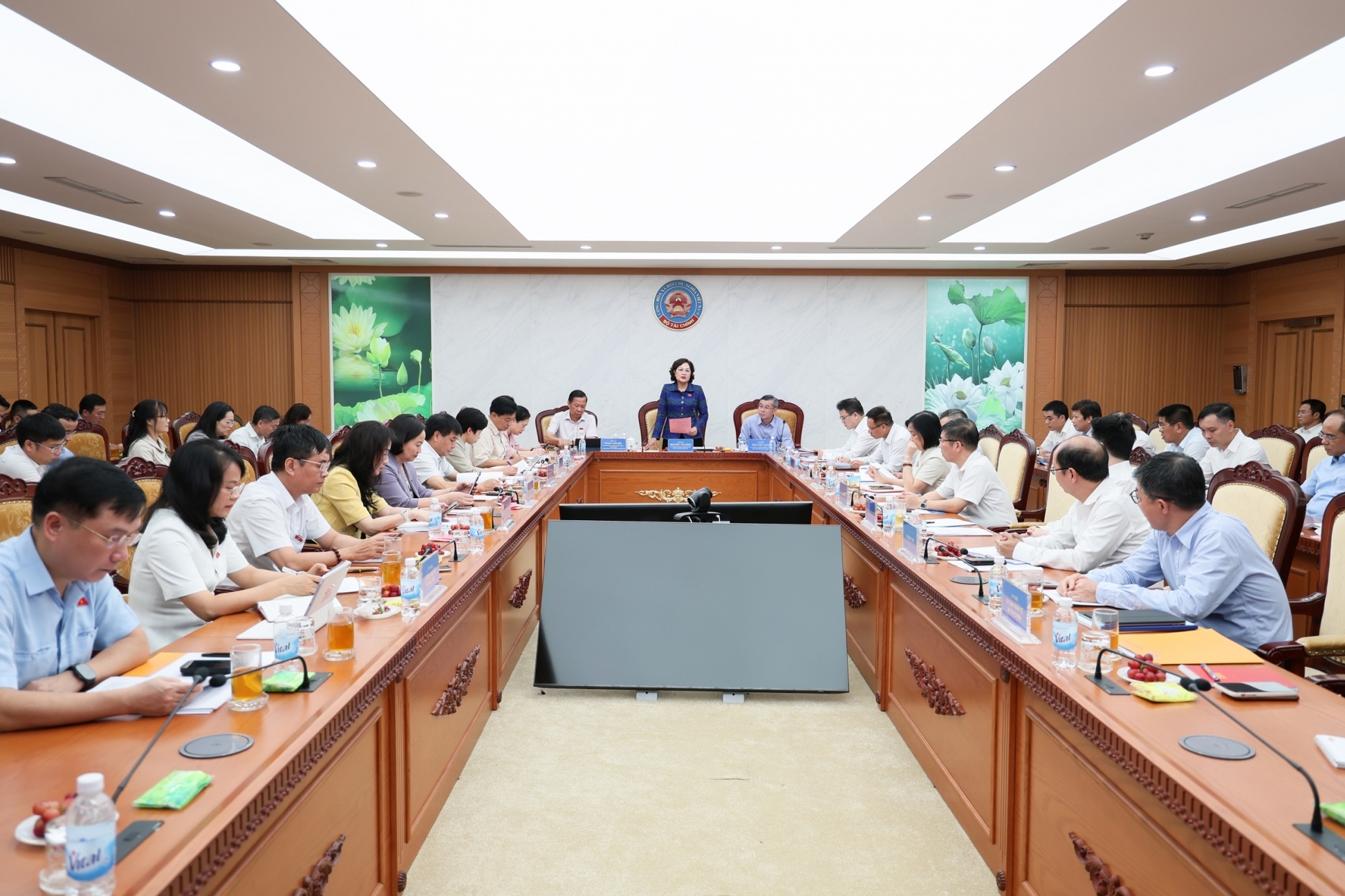 Bộ Tài chính báo cáo Đoàn công tác của Quốc hội về mục tiêu tăng trưởng 2 con số