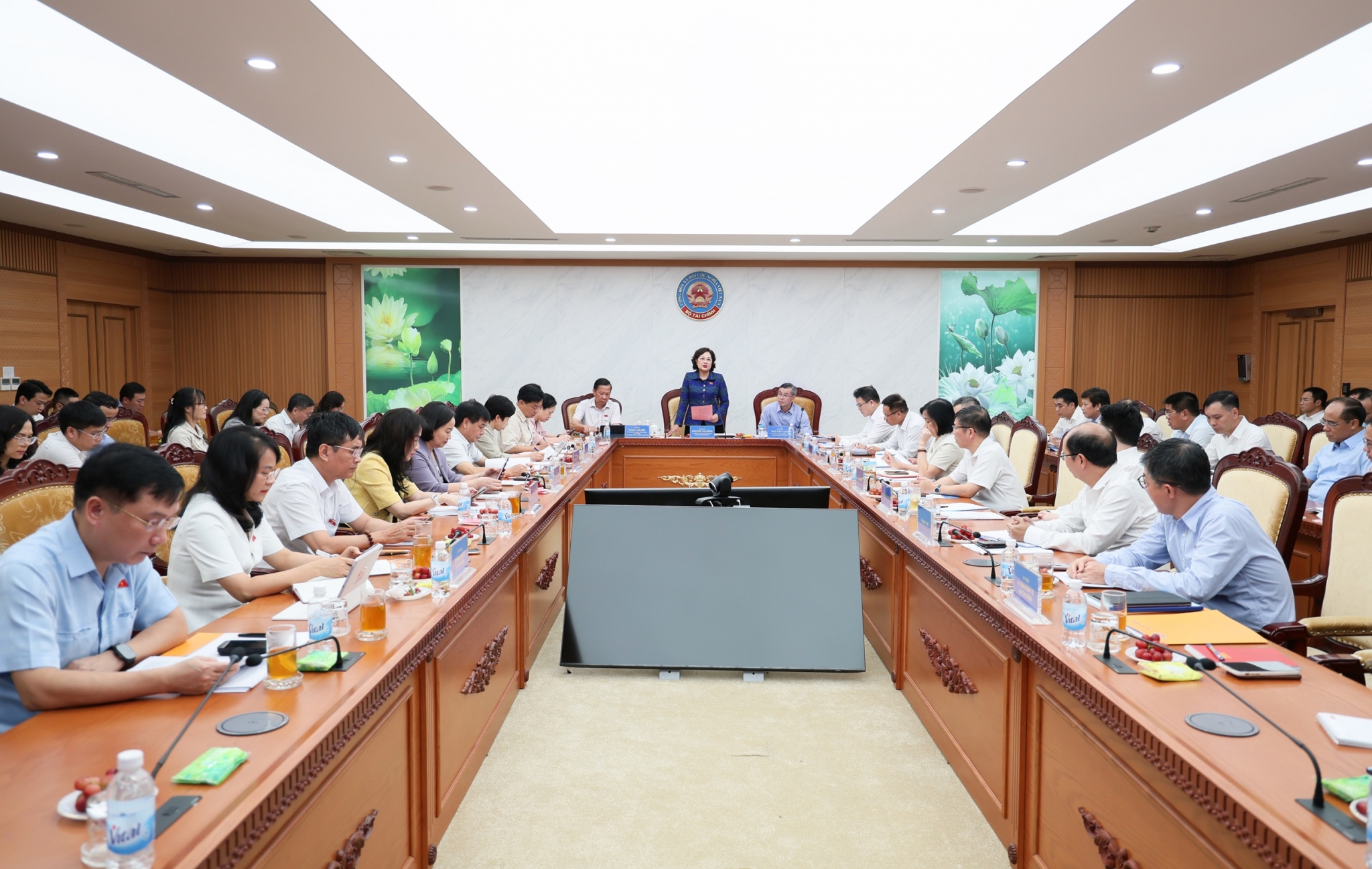 Bộ Tài chính báo cáo Đoàn công tác của Quốc hội về mục tiêu tăng trưởng 2 con số tăng trưởng