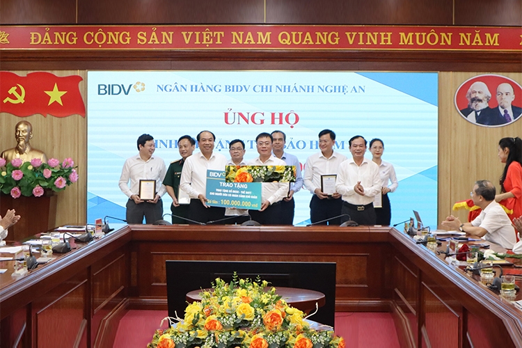 Đại diện Bảo hiểm xã hội tỉnh Nghệ An tiếp nhận kinh phí hỗ trợ mua tặng thẻ bảo hiểm y tế cho người dân có hoàn cảnh khó khăn.