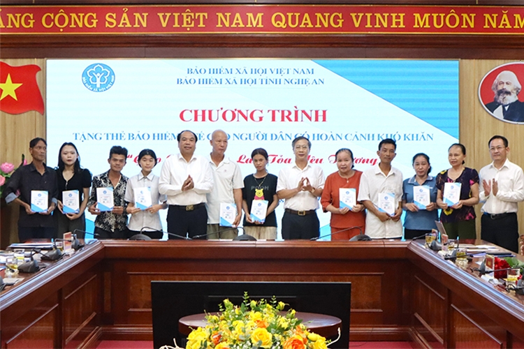 Trao tặng thẻ BHYT cho người dân có hoàn cảnh khó khăn tại điểm cầu BHXH tỉnh Nghệ An.