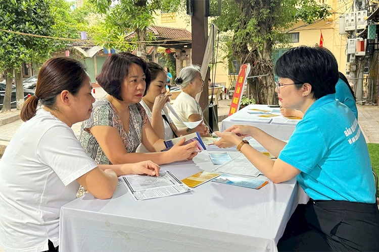 Tư vấn, hỗ trợ người dân tham gia bảo hiểm y tế, quyết tâm hoàn thành mục tiêu bảo hiểm y tế toàn dân.
