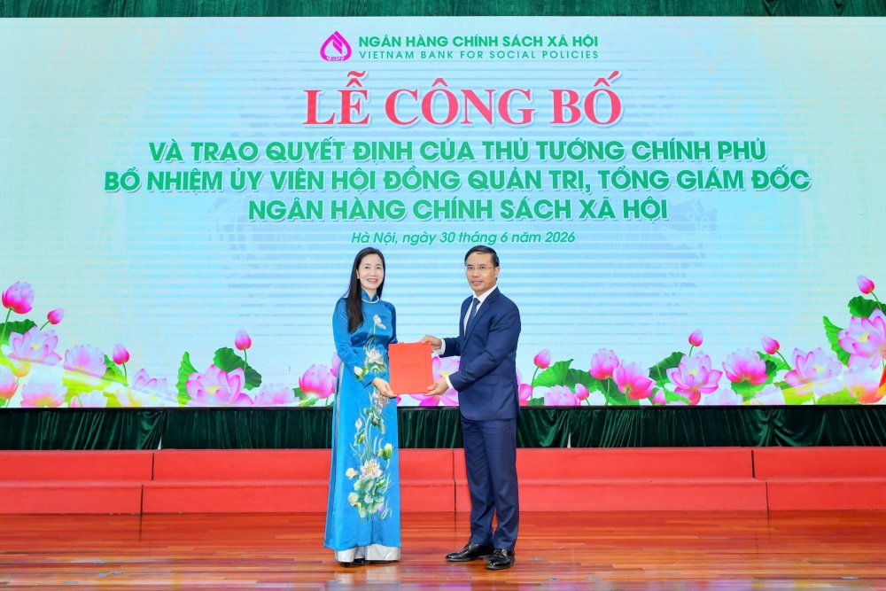 Thống đốc NHNN Phạm Đức Ấn trao Quyết định bổ nhiệm Tổng Giám đốc NHCSXH cho bà Nguyễn Thị Hằng tín dụng