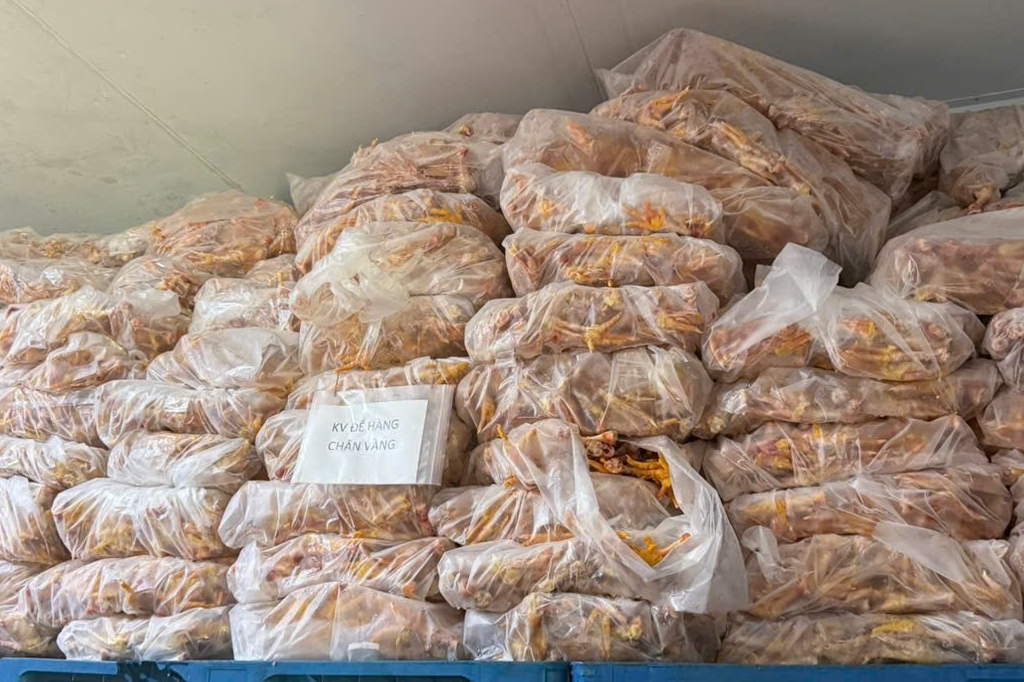 Phát hiện gần 8 tấn chân gà không rõ nguồn gốc