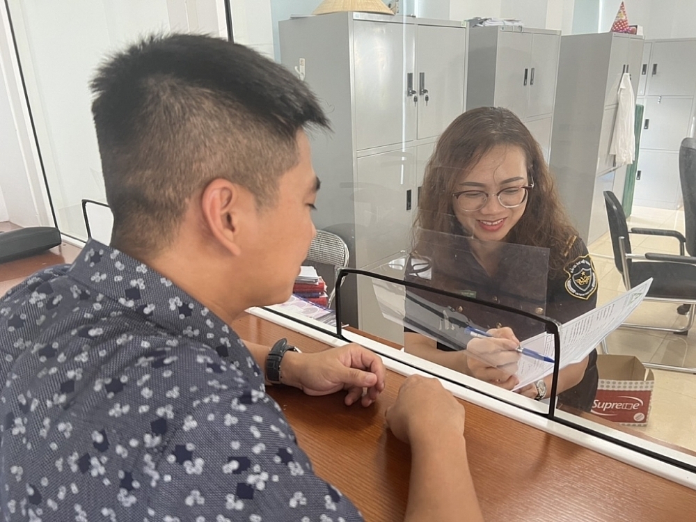 Công chức Hải quan Vinh (Nghệ An) hướng dẫn doanh nghiệp làm thủ tục hải quan. Ảnh: H.Nụ