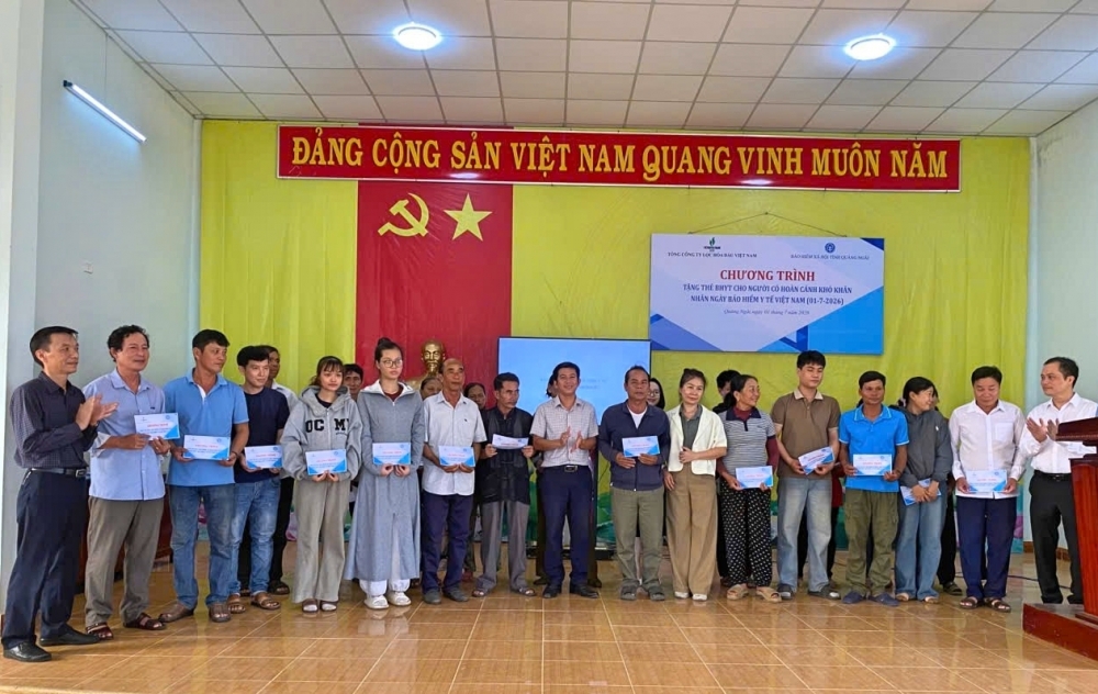 Những tấm thẻ bảo hiểm y tế trao đi, những niềm tin ở lại