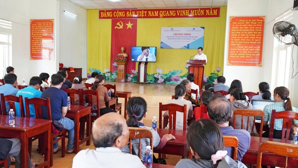 Những tấm thẻ bảo hiểm y tế trao đi, những niềm tin ở lại