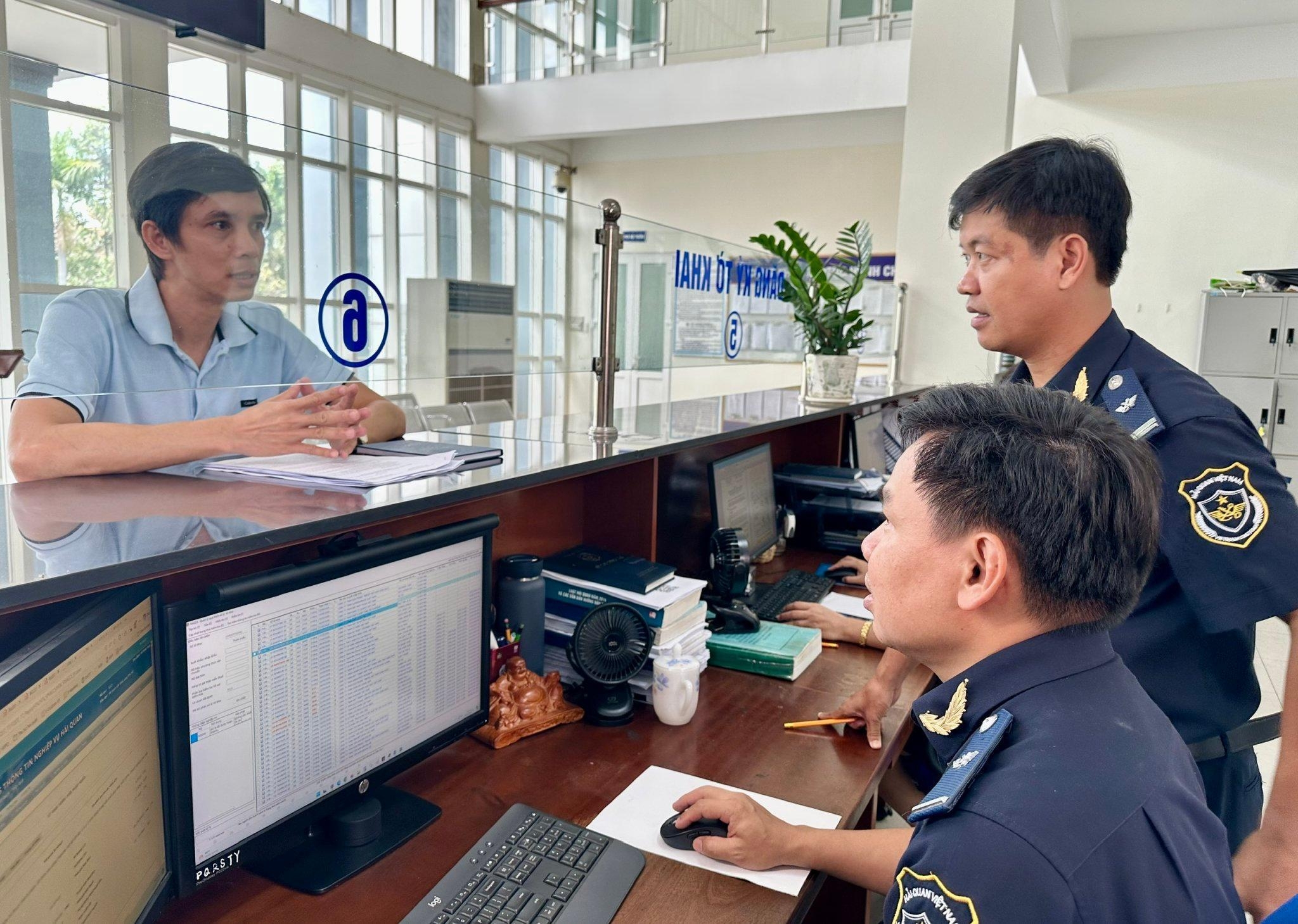 TP. Hồ Chí Minh cắt giảm thủ tục hành chính TP. Hồ Chí Minh: Cắt giảm 50% thời gian, chi phí tuân thủ thủ tục hành chính
