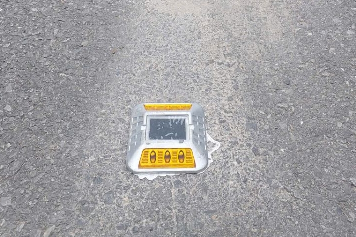 Thí điểm lắp đặt đinh phản quang năng lượng mặt trời trên Quốc lộ 6 qua Sơn La