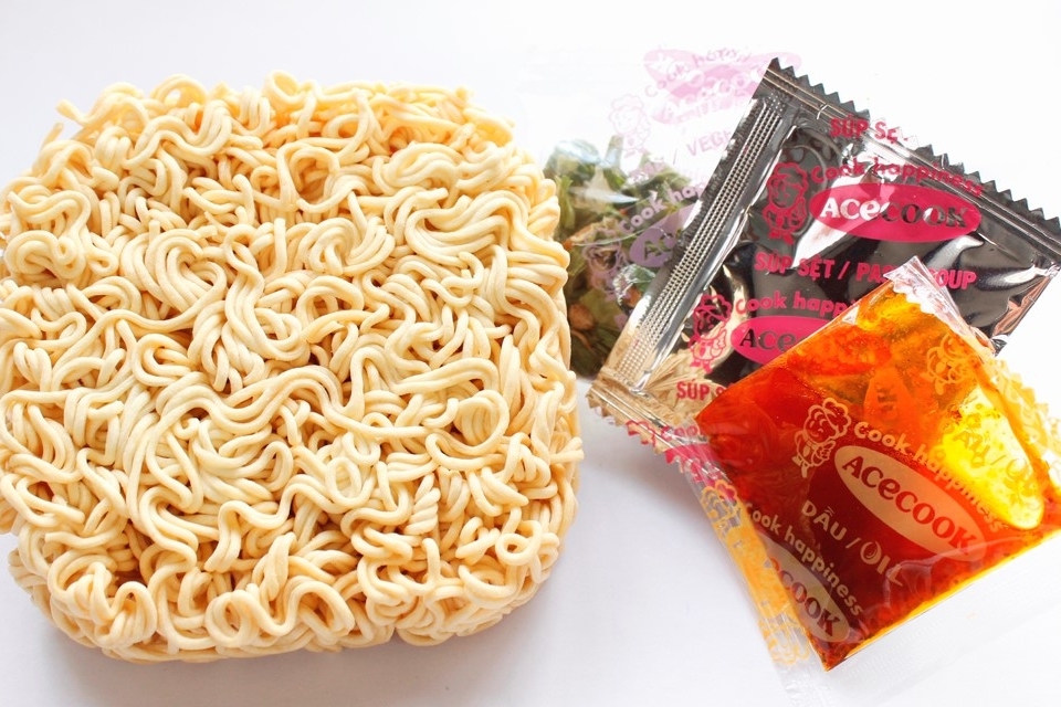 Giải mã những bí mật bên trong các gói gia vị mì ăn liền
